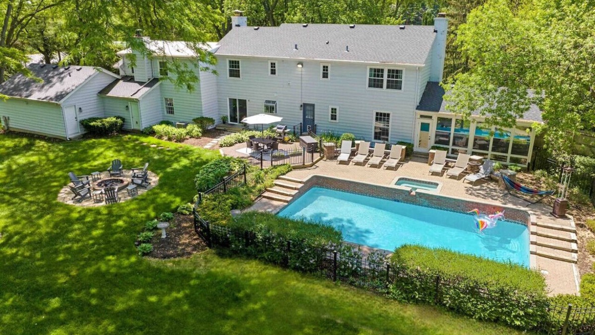 Fox Valley Apartment | Luxury Home w/4Kings, Firepit