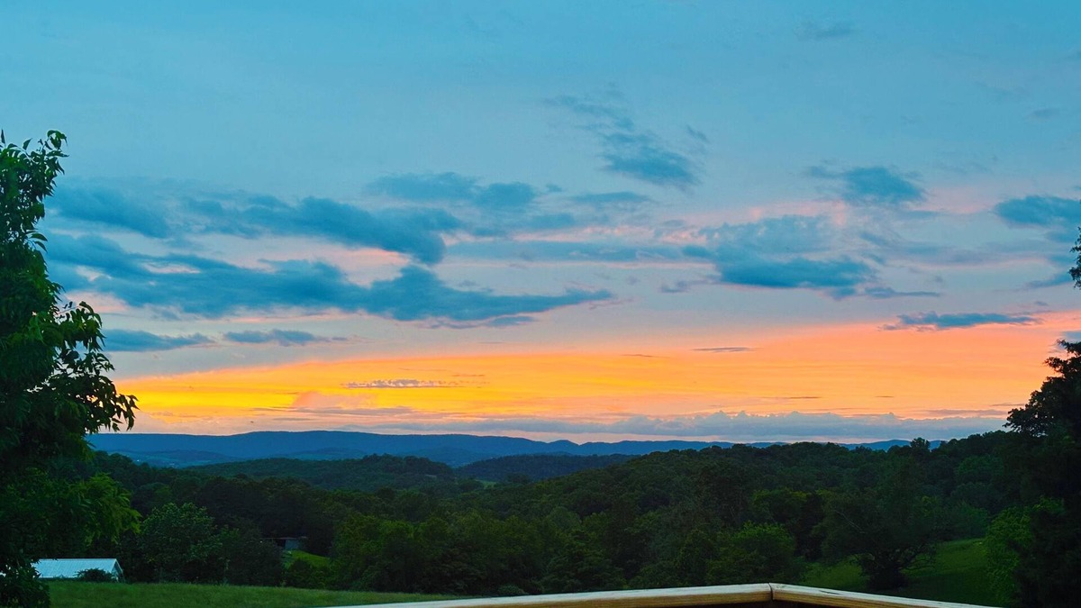 Hamblen County House | Luxury Home w/private Pool, Mt Views, 85” Roku Movie Room, Arcade, & King Bed!
