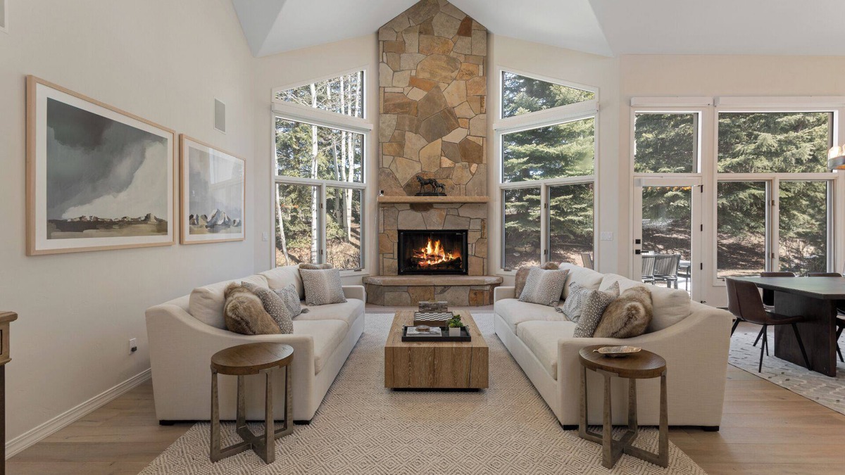Edwards House | Luxury Home - Walk to Arrow Bahn Lift - 6-Bedrooms with 4 Kings + Game Room