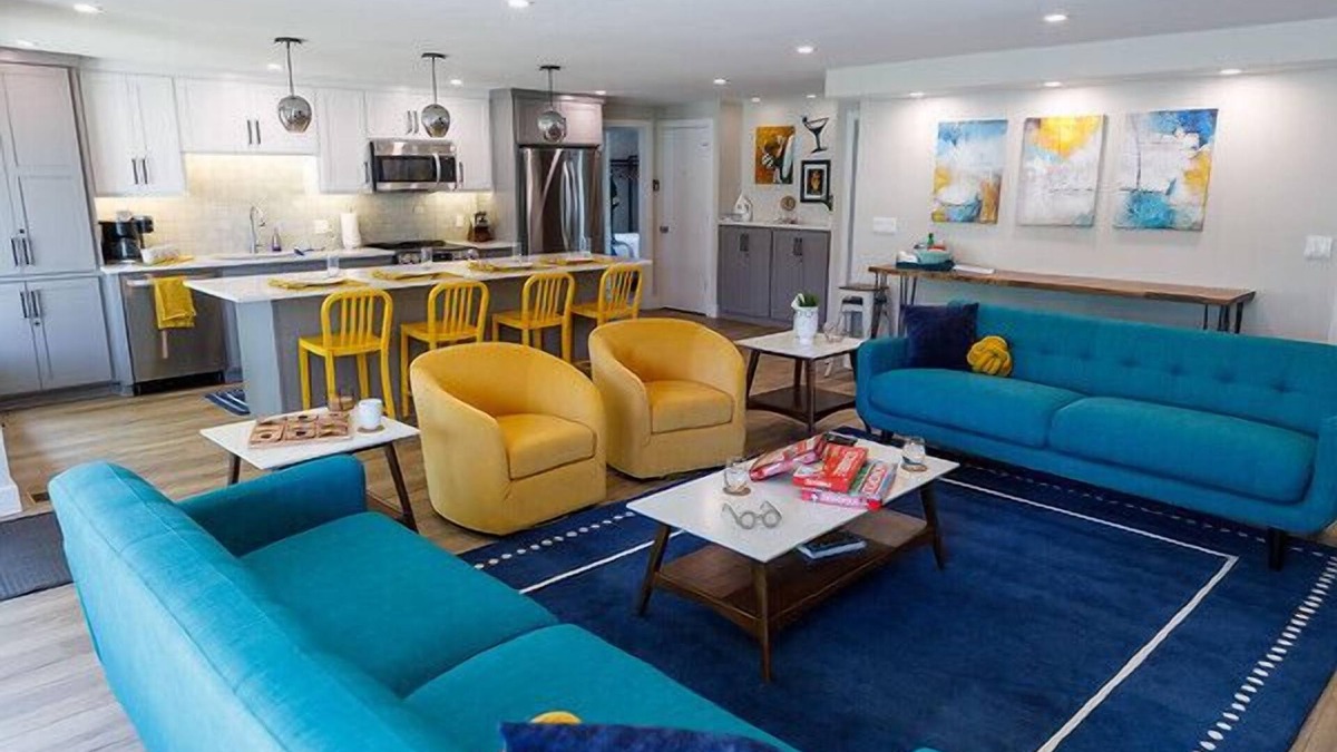 Ashwaubenon House | Luxury Home- Walking distance to Lambeau Field and next to Titletown District