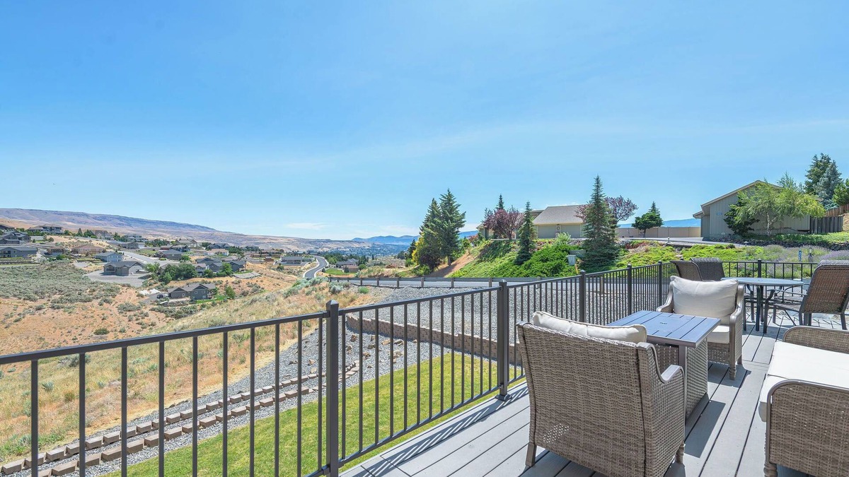 Sunnyslope House | Luxury Home with Epic Views - Game Rooms, Gym, Near Leavenworth &nLake Chelan
