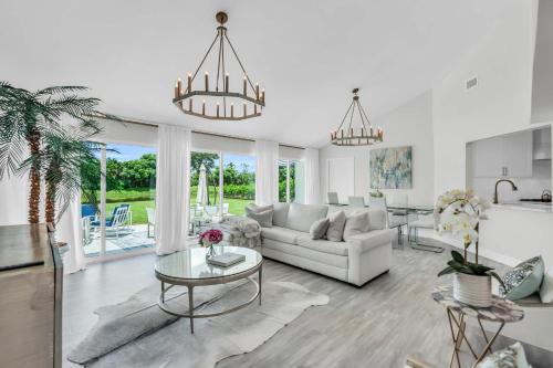 Central Naples House | Luxury Home With Great Community Amenities