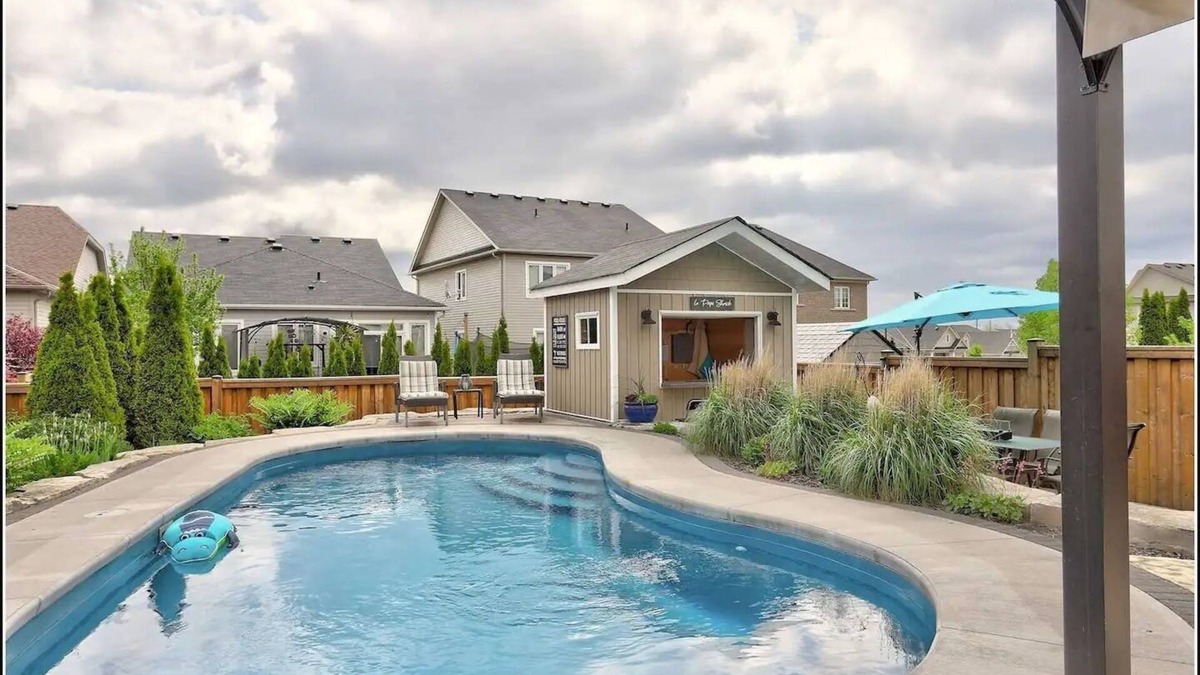 Cobourg House | Luxury Home with Heated Pool, Hot Tub, BBQ & Beach - Living the Dream !