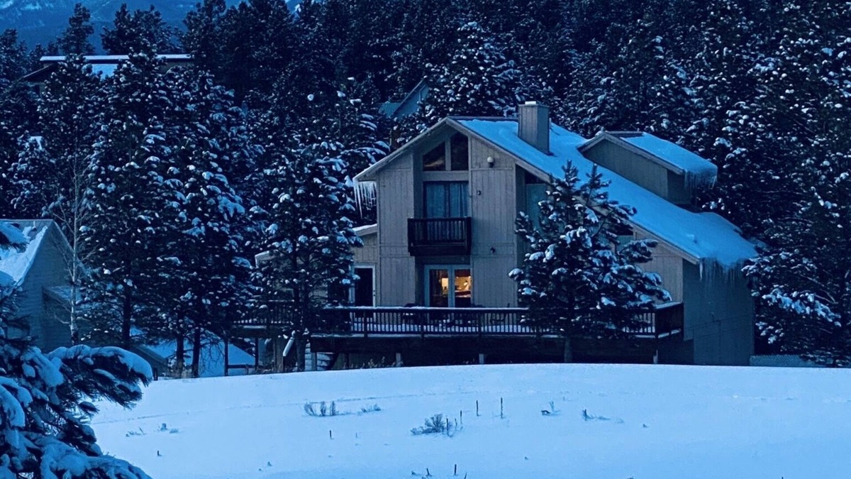 Angel Fire Ski Chalet | Luxury Home with plenty of seating and Chef's Kitchen 3 Minutes from Ski Lifts!