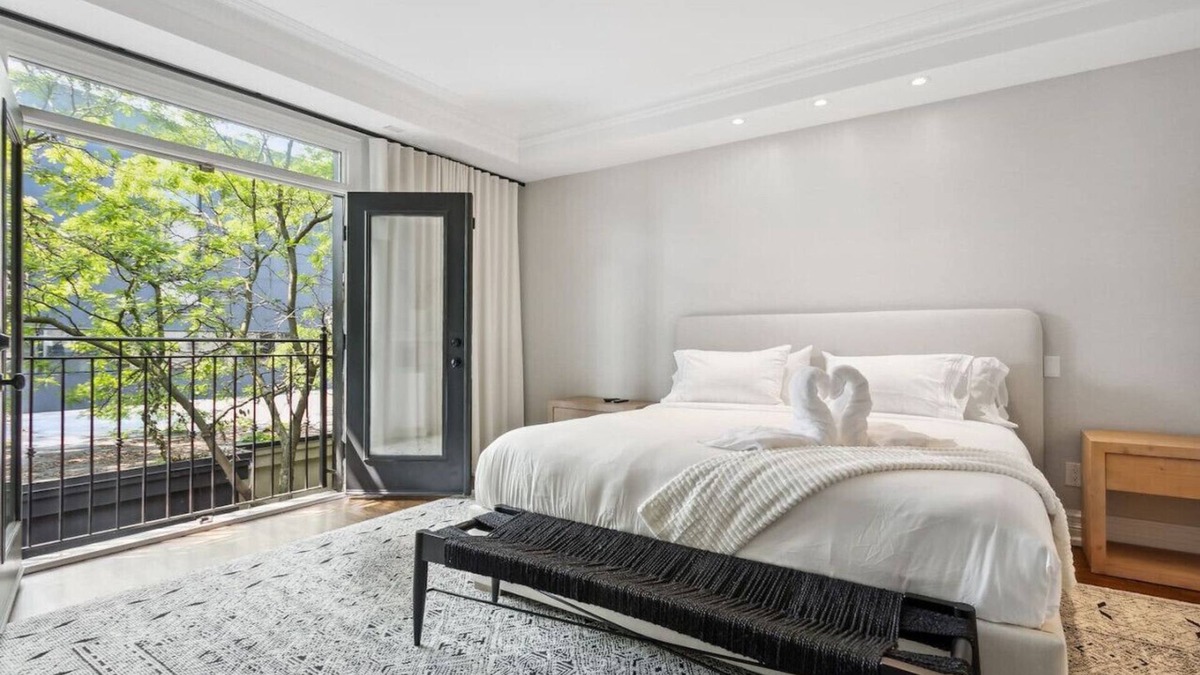 Yorkville House | Luxury Home Yorkville 4bed4bath Backyard Parking