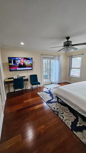 Queens House | Luxury Hotel-Style Room in Queens, New York