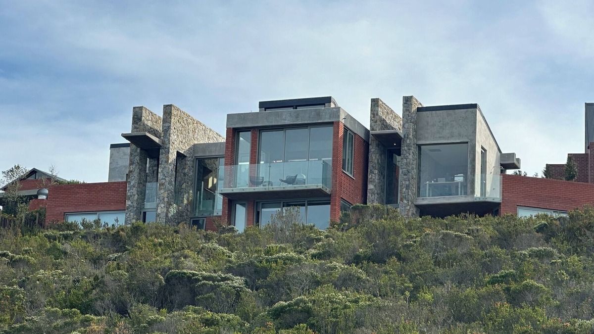 George House | Luxury house in Herolds Bay. Stunning ocean views. Hiking, cycling and golf.
