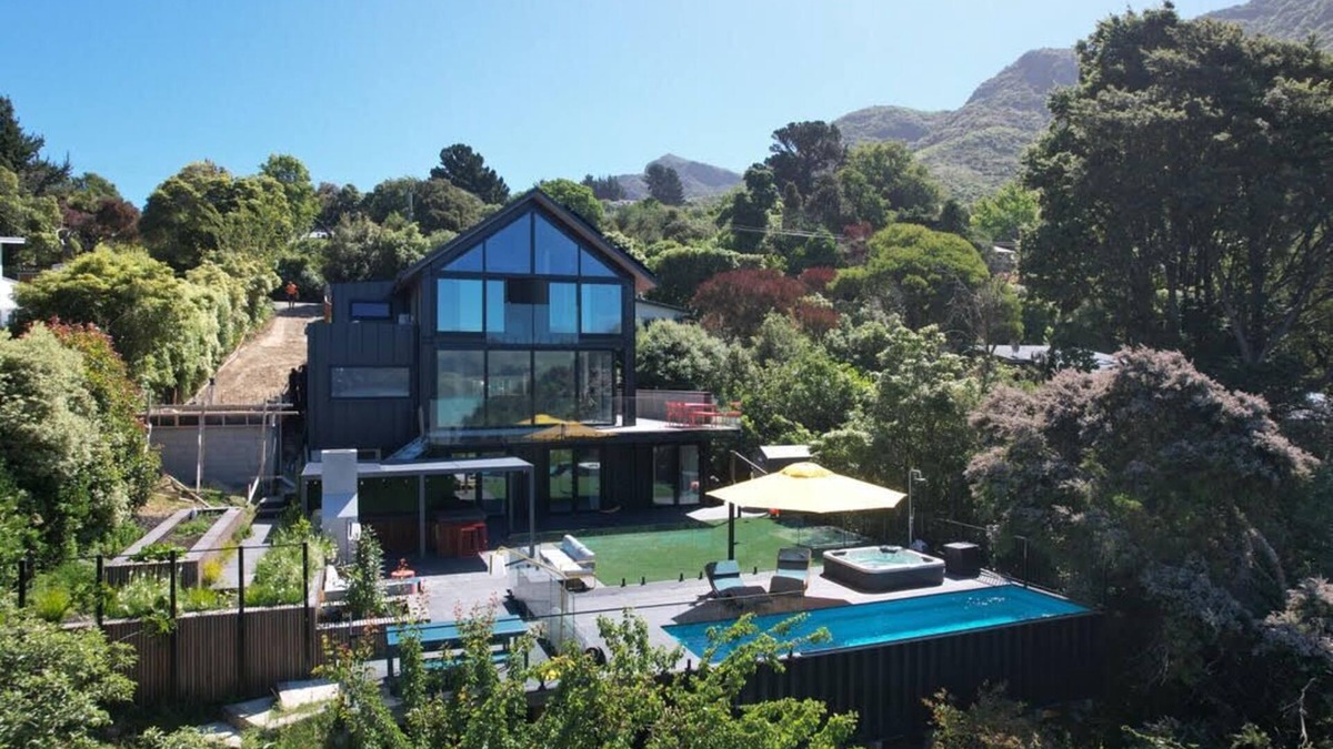 Governors Bay House | Luxury house in the bay. W/pool, spa, pizza oven, bbq and deck.