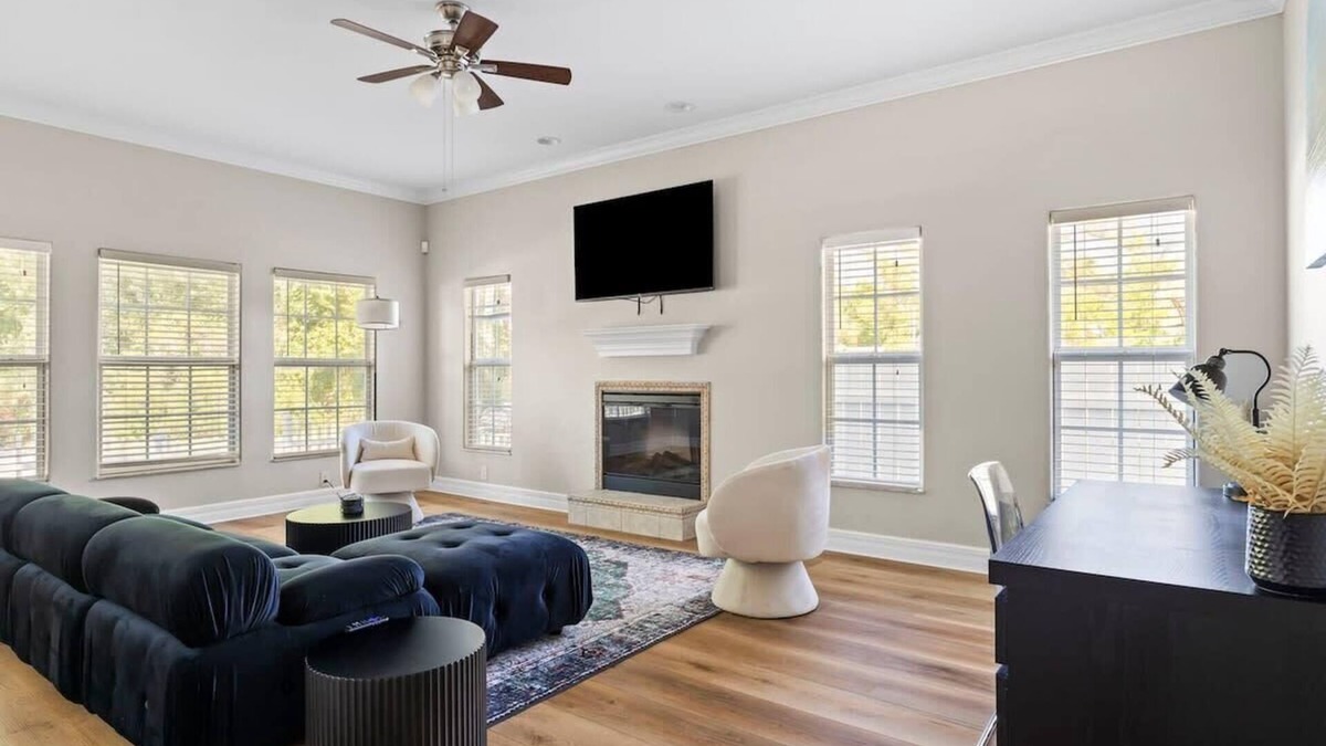 Gillespie Park House | Luxury House Walking Distance to Ocean - Sleeps 12