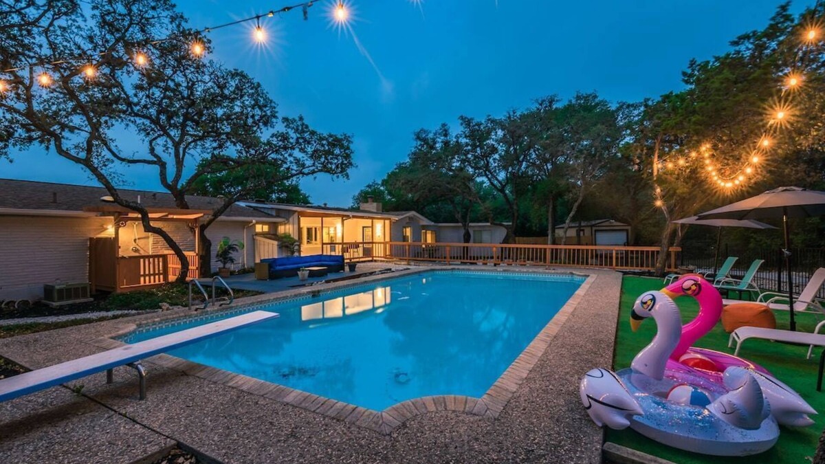 Wetmore House | Luxury House with a Huge Pool & Game Room by Fiesta Texas & Seaworld