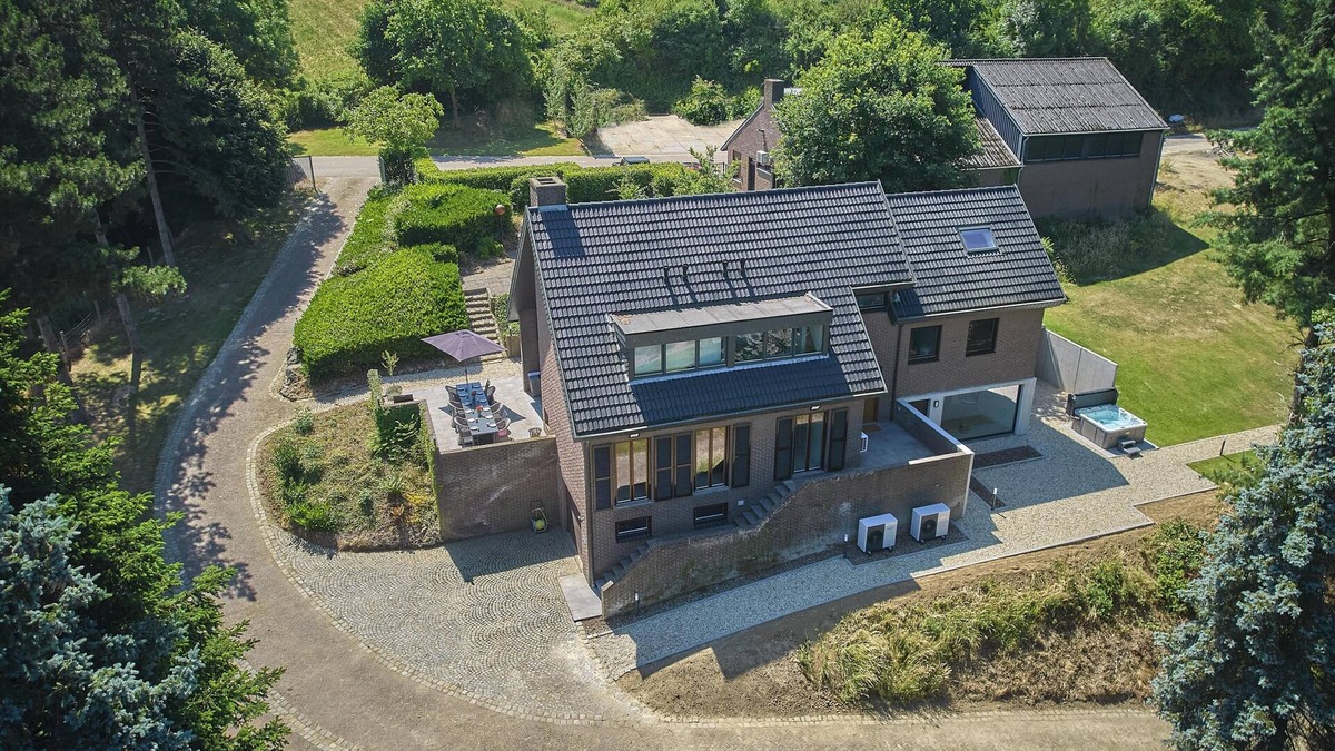 Schinnen Villa | Luxury house with large garden and wellness