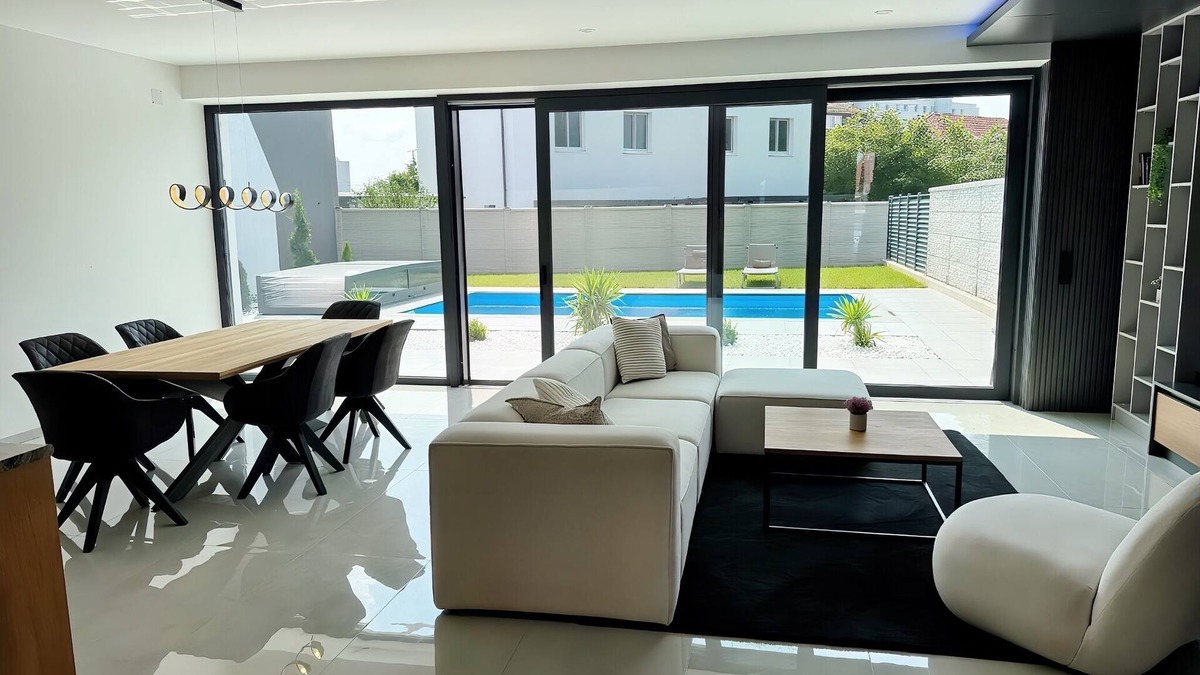 Leonding Villa | Luxury house with pool & garden - perfect for families & friends