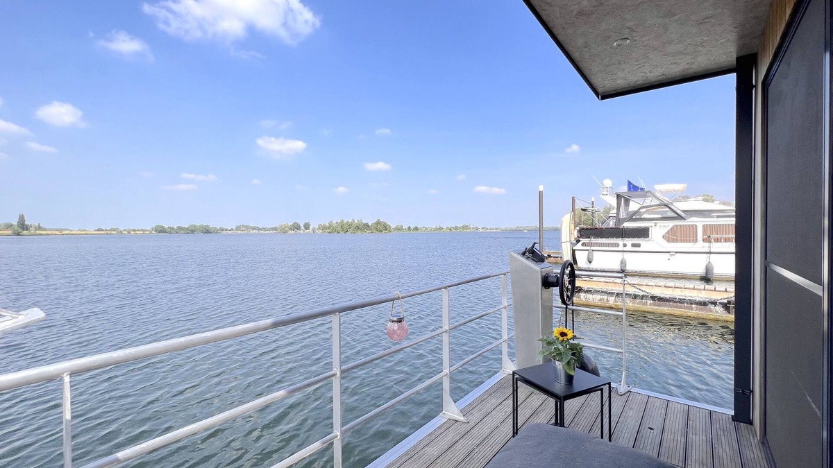 Maasbommel Boat Rental | Luxury houseboat in beautiful Maasbommel
