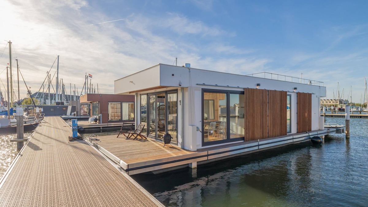 Monnickendam Boat Rental | Luxury Houseboat: "Liberdade" with sauna. Dinghy included.