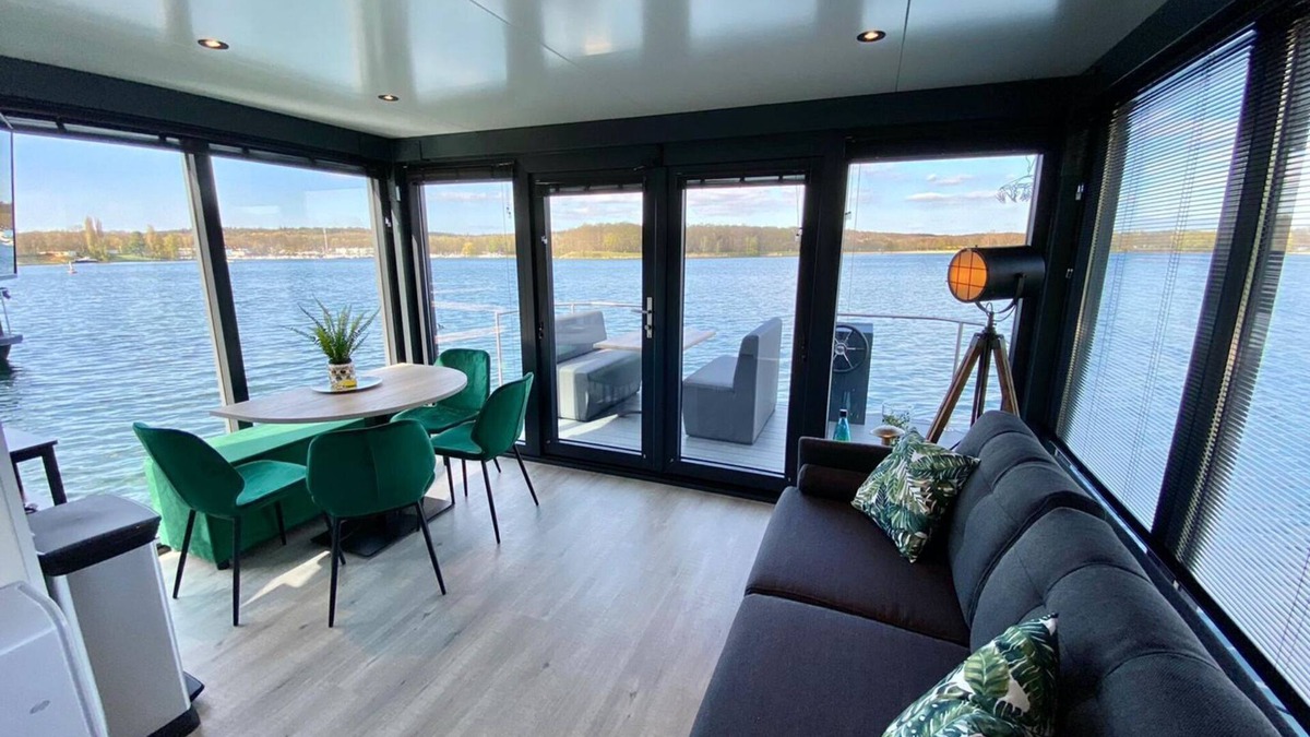 Middelaar Boat Rental | Luxury houseboat with beautiful views