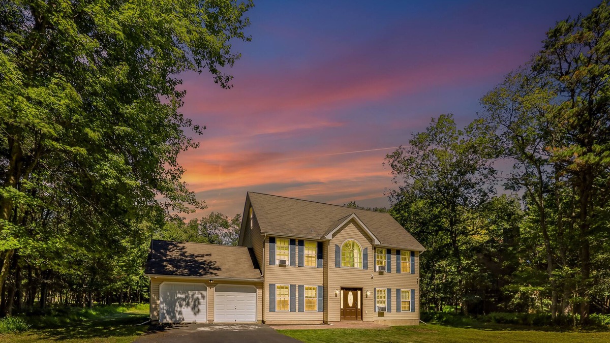 Mount Pocahontas House | Luxury in Poconos - 3BR 3BA - Family and Pet friendly-Hot tub-Game Room-Firepit!