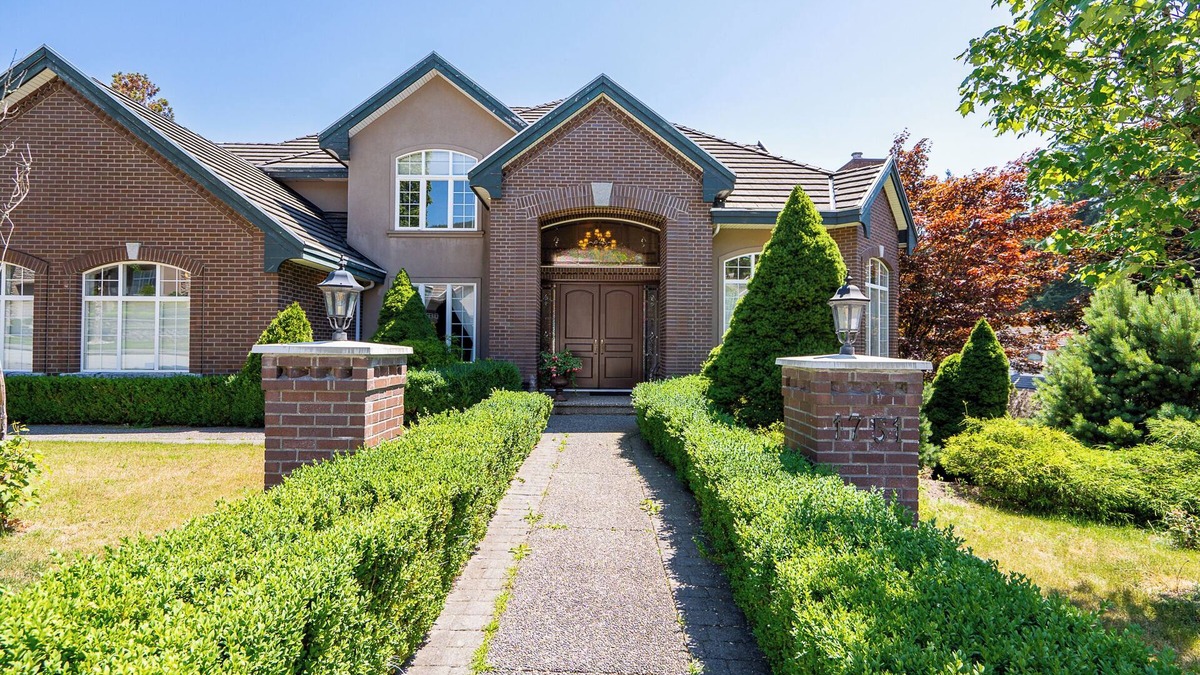 Westwood Plateau House | Luxury Italian-style House-Whole 1,000 sf Ground Floor-2 beds/1 bath/1 dining