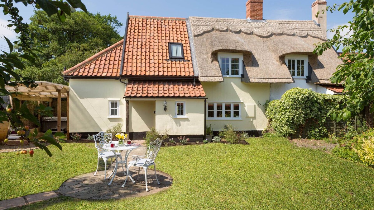 Stoke Ash Cottage | Luxury: Jacuzzi and Swedish sauna at dog friendly chocolate box cottage