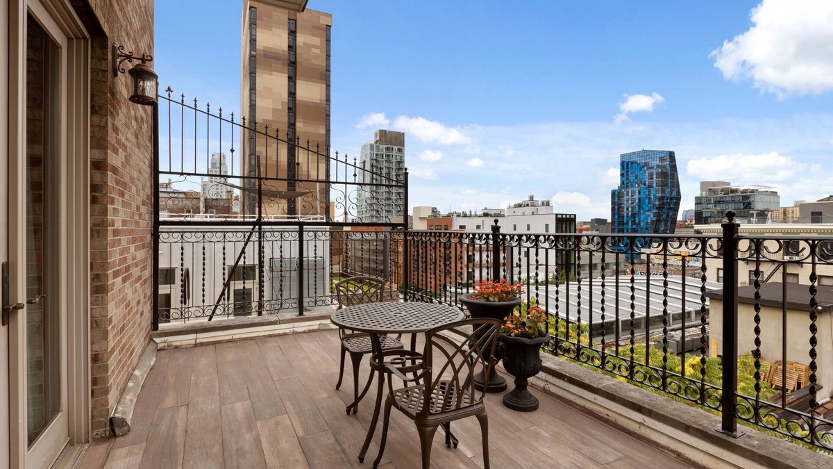 Chinatown House | Luxury Junior Suite with Balcony