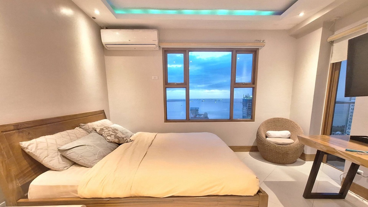 Ermita Night District Apartment | Luxury King 2BR 2BA Condo w/Kitchen Balcony Bayview Pool Netflix