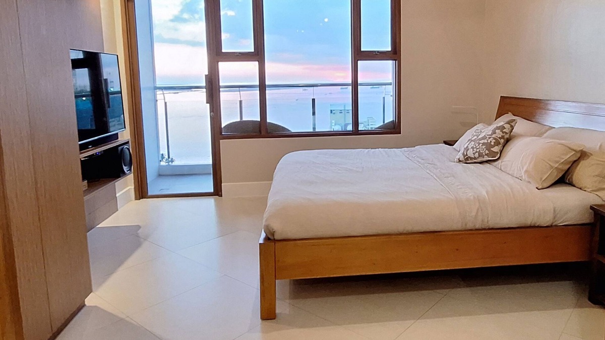 Ermita Night District Apartment | Luxury King 2BR 2BA w/Balcony Bayview Pool Netflix