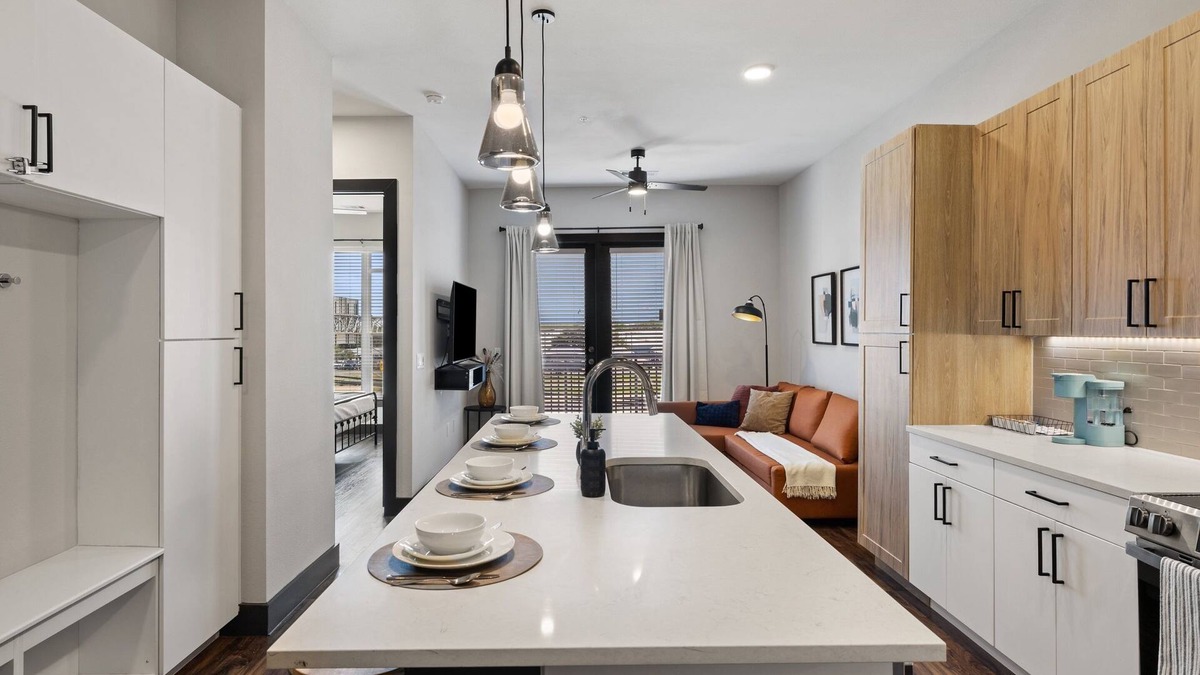 North Burnet Apartment | Luxury King Bed+Pool+Gym+DowntownATX+Domain+Q2Stadium