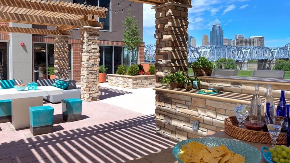Newport Apartment | Luxury King Bed Suite! Resort Pool-Free Parking