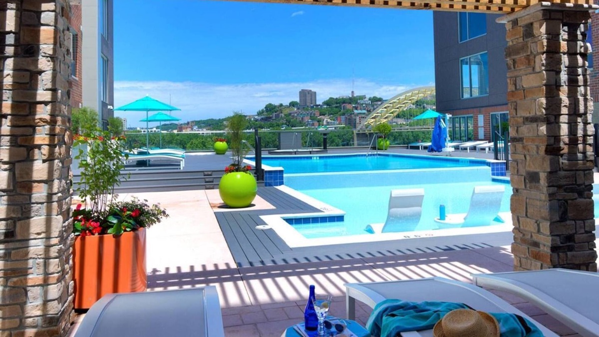 Newport Apartment | Luxury King Bed Suite! Resort Pool-Free Parking