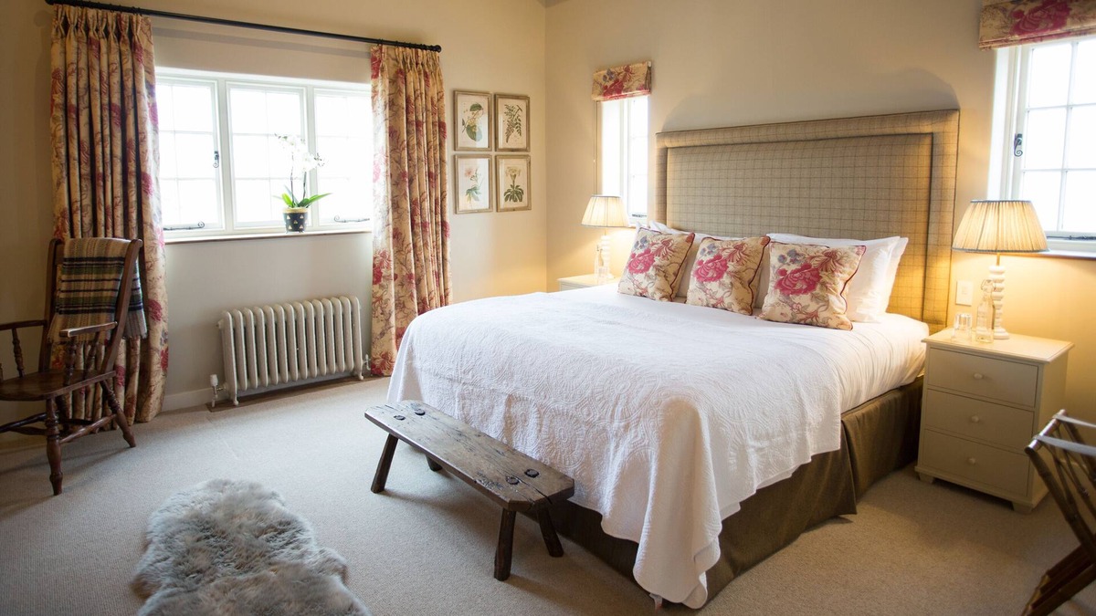 Edington Bed & Breakfast | Luxury King Ensuite Coulston at The Three Daggers