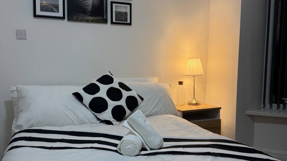 Rusholme House | Luxury King Room in Family Home