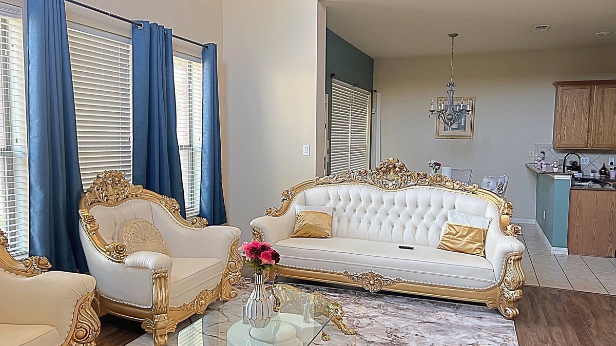 Tarrant County House | Luxury king size bed with jacuzzi tub