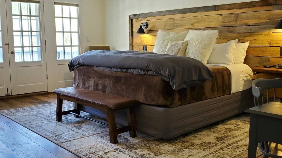 West Dover Resort | Luxury King with balcony