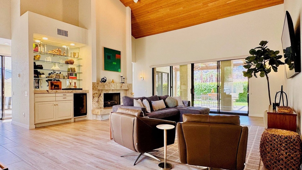 La Quinta Condo | Luxury La Quinta Retreat: 3BR Resort-Style Home with Mountain Views