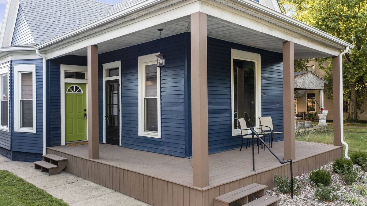 New Albany House | Luxury @ LaFayette Place, downtown New Albany. Minutes to Louisville.n