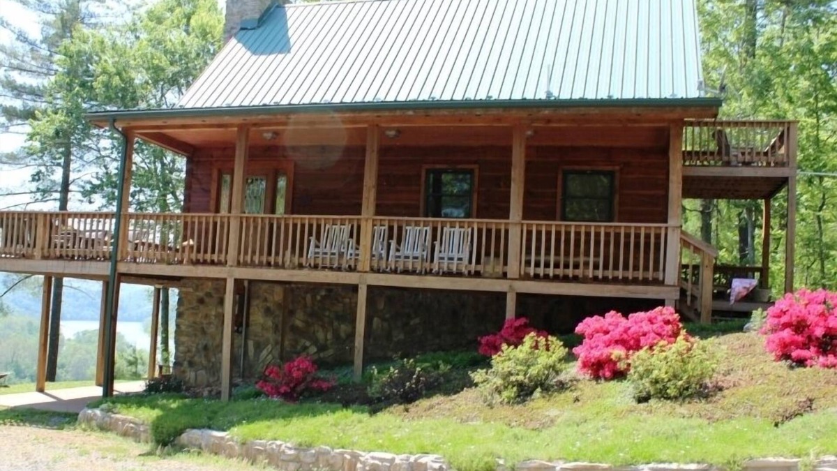 Hiwassee Cabin | Luxury Lake Cabin by New River Trail w/Dock/Canoes/Steam Room/Fireplaces.