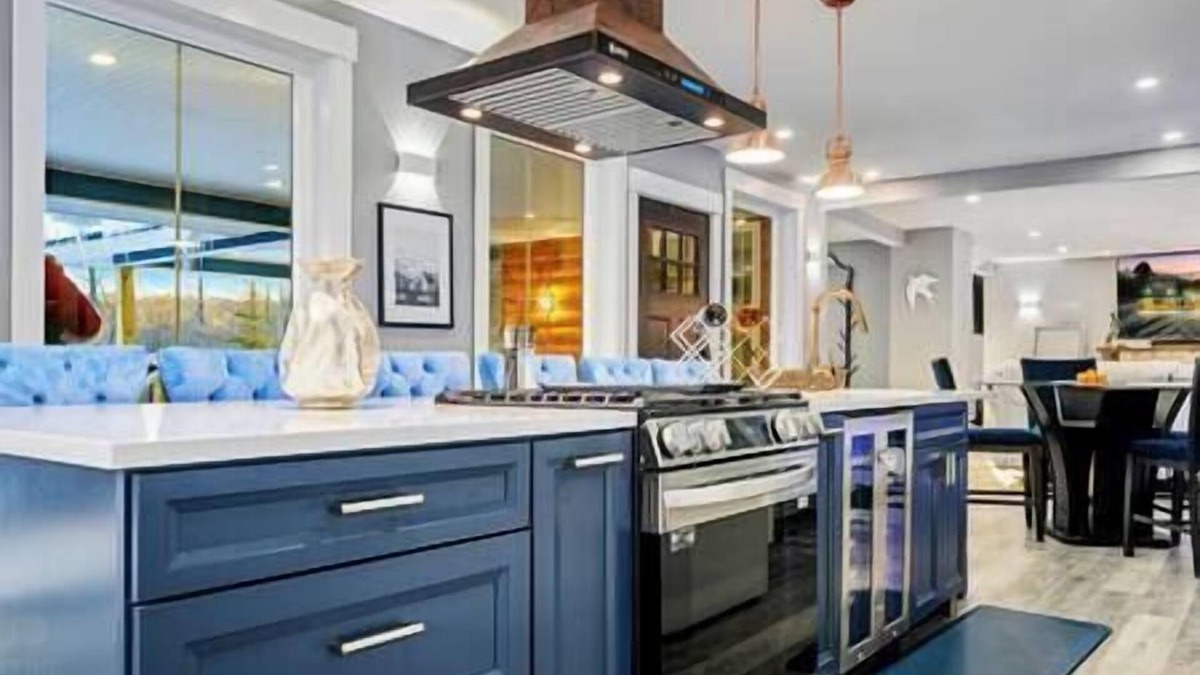 Bryant Pond House | Luxury Lake Chalet Beach, Hot Tub & Firepit