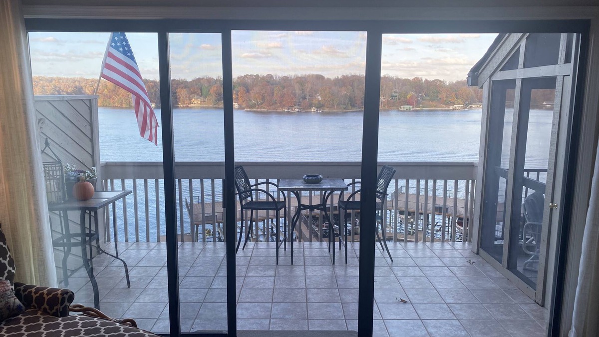 North Shore Condo | Luxury lake front condominium in THE WATERFRONT Country Club Community