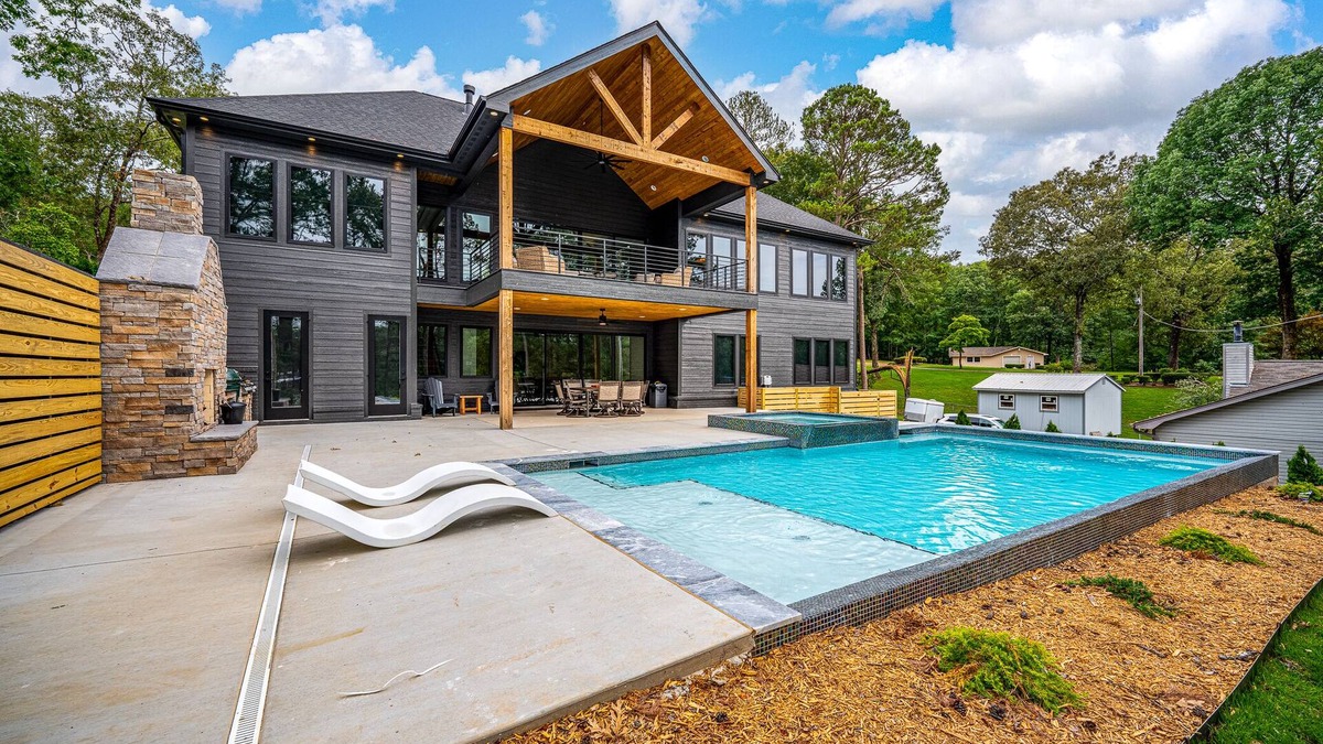 Rockwell House | Luxury Lake Front+Heated Pool & Hot Tub+Boat Dock