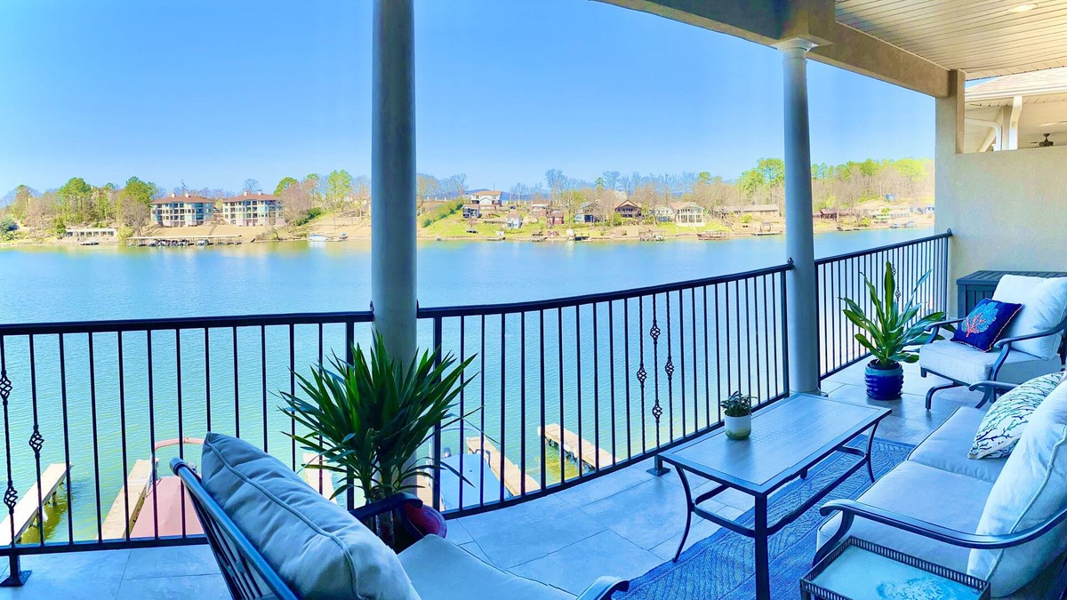 Lake Hamilton Condo | Luxury Lake Hamilton Condo w/180° Lakefront View-Main Channel, Central Location!