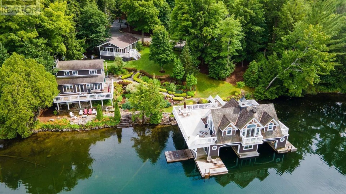 Muskoka Lakes Cottage | Luxury Lake Joseph Cottage w/Boathouse, Kids Cottage, Hot Tub & Putting Green
