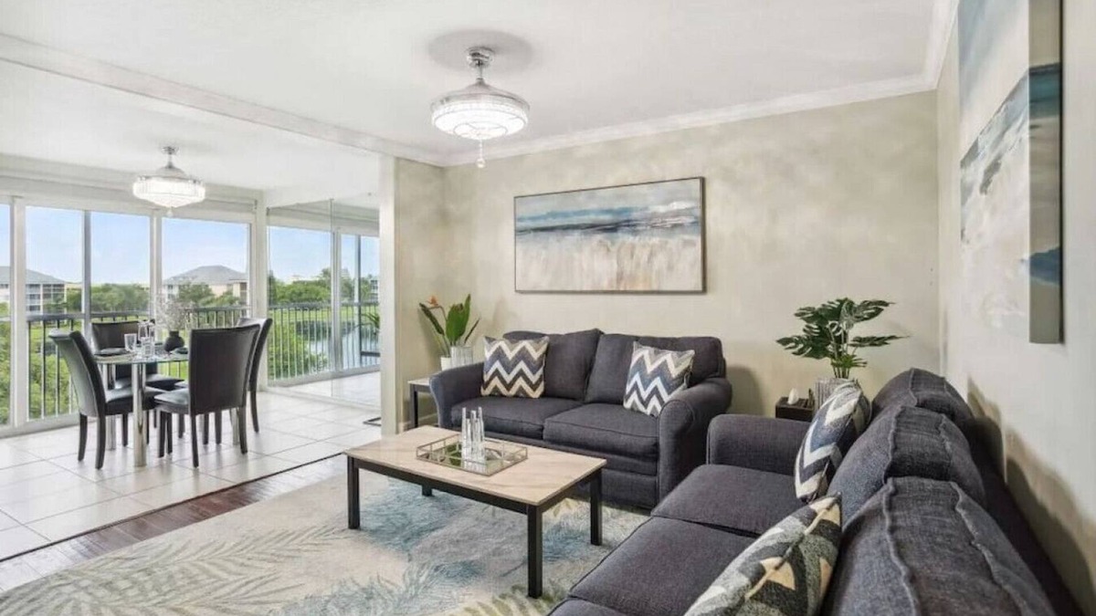 Jupiter Bay Condo | Luxury, Lake & Sunset Views, pool, 1/2mi to beach!