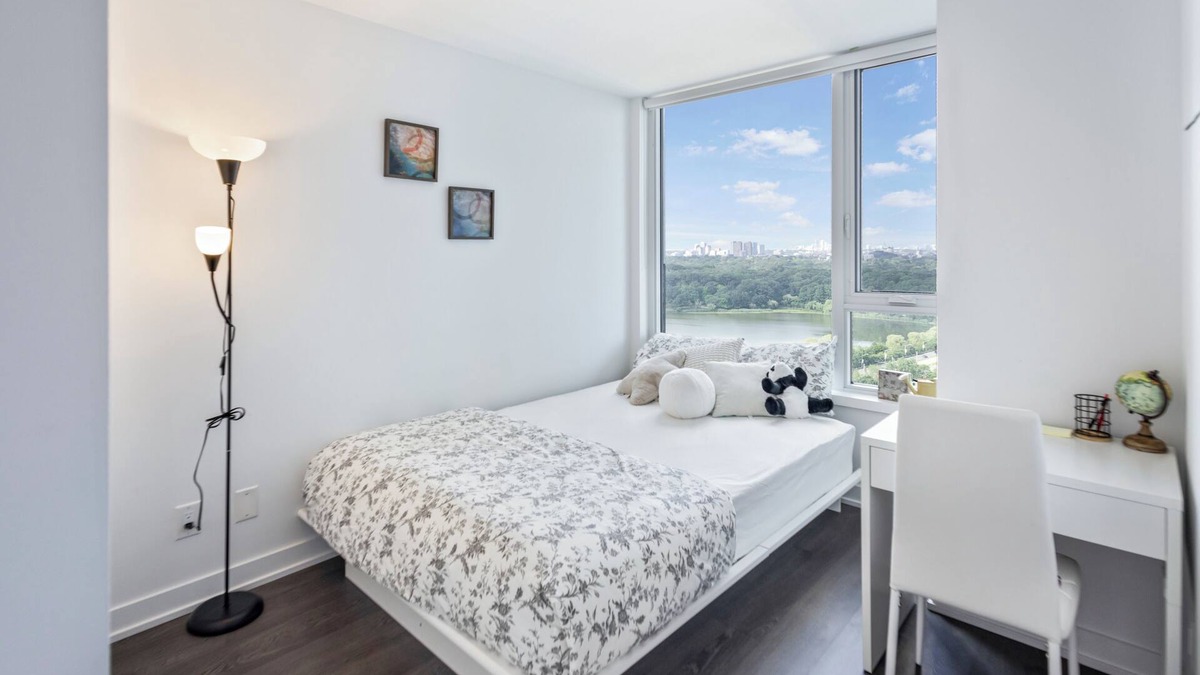 Swansea Condo | Luxury lake view |Beach pool |High park |Outdoor Swimming Pool |Balcony