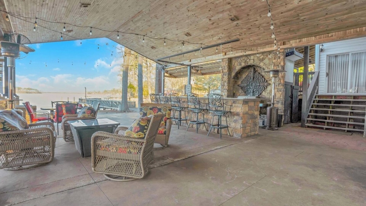 Gilbert Cottage | Luxury Lakefront 4br: Jacuzzi, Game Room & Wi-fi