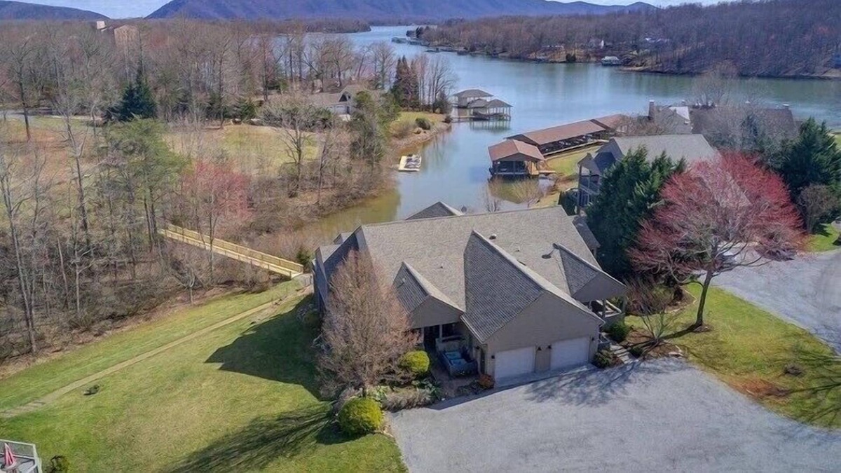 Smith Mountain Lake House | Luxury Lakefront Golf Resort Home