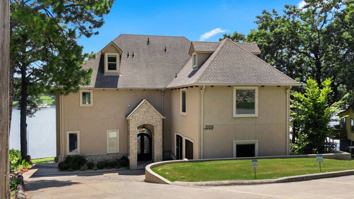 Cleora Apartment | Luxury Lakefront Home