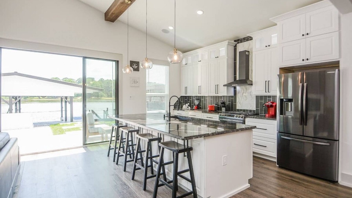 Willis House | Luxury Lakefront Home w/Overhanging Deck + Kayaks