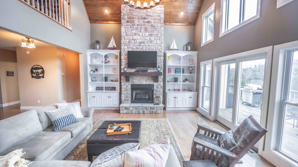 Bronston House | Luxury Lakefront, Hot Tub, Firepit, 5bdrm, Game Room & Boat Rental-Sleeps16