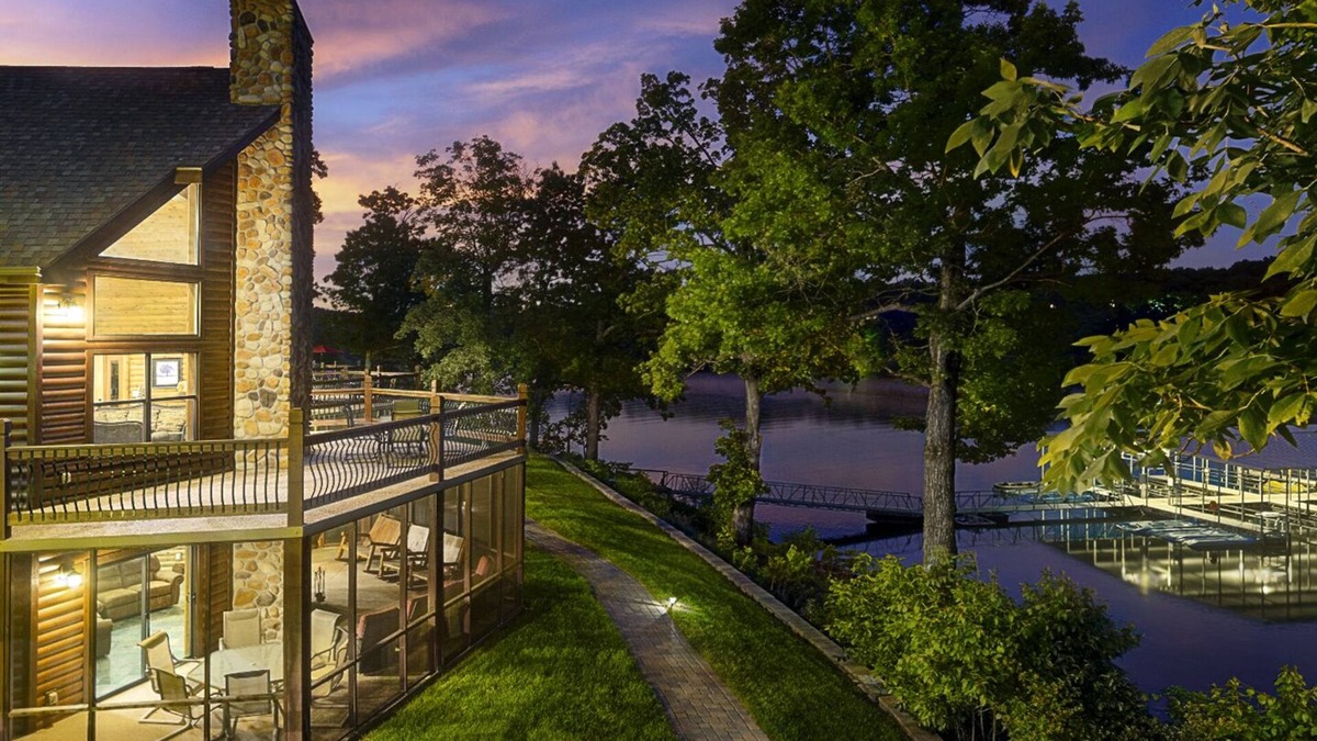 Lampe Ski Chalet | Luxury Lakefront Resort Chalet 3~2 Pools~FREE Amenities~Dock~MiniGolf~Waterslide