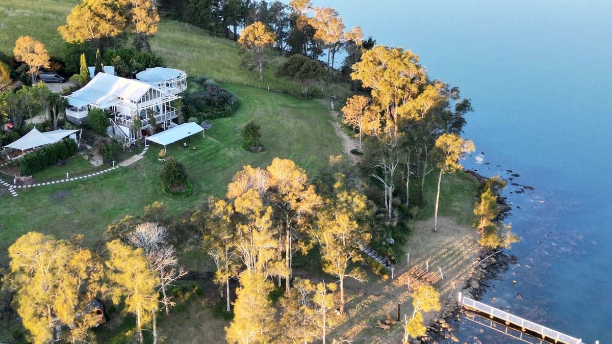 Wallis Lake House | Luxury lakefront Suite & Barn