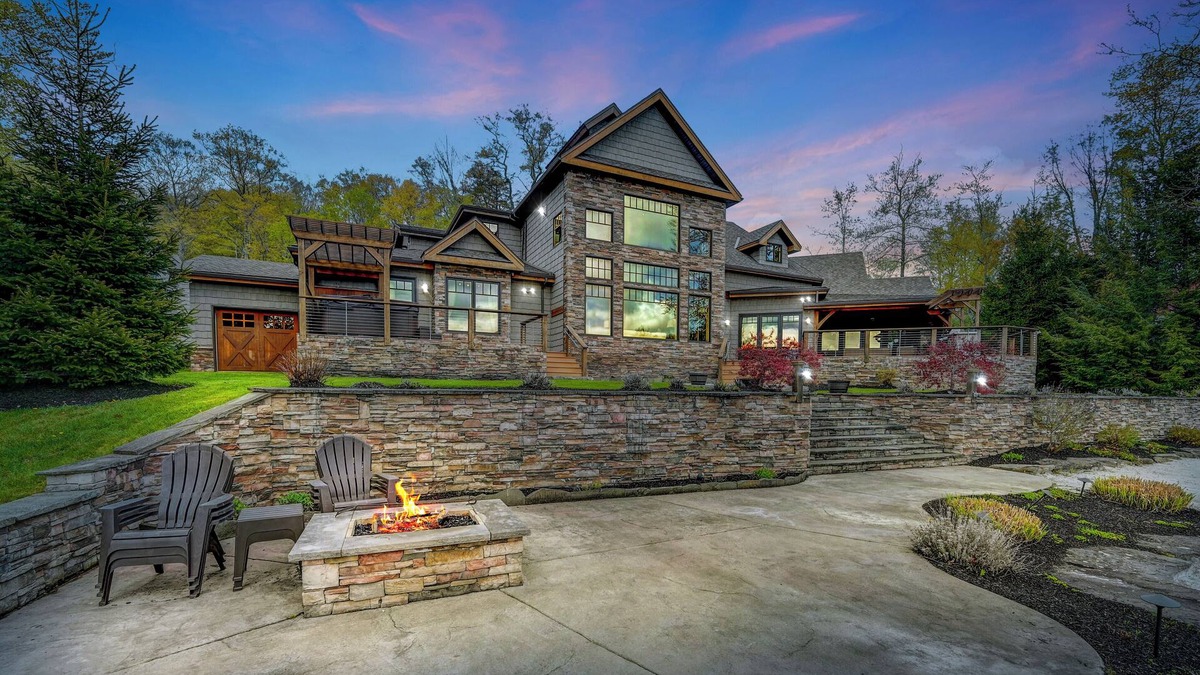 Montrose House | Luxury Lakefront Timber Frame Cabin: Hot Tub, Kayaks, Gym, Fishing, Sleeps 14+